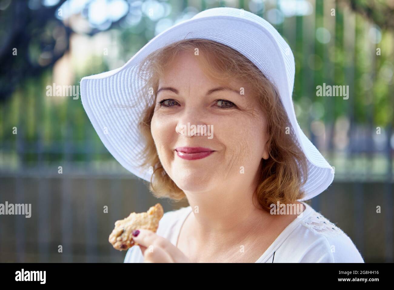 Middle aged women hat hi-res stock photography and images - Alamy