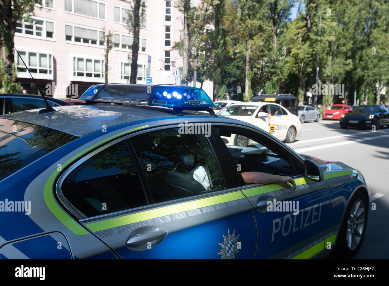 Polizeiwagen im Einsatz mit Blaulicht. (Photo by Alexander Pohl/Sipa USA) Credit: Sipa USA/Alamy Live News Stock Photo