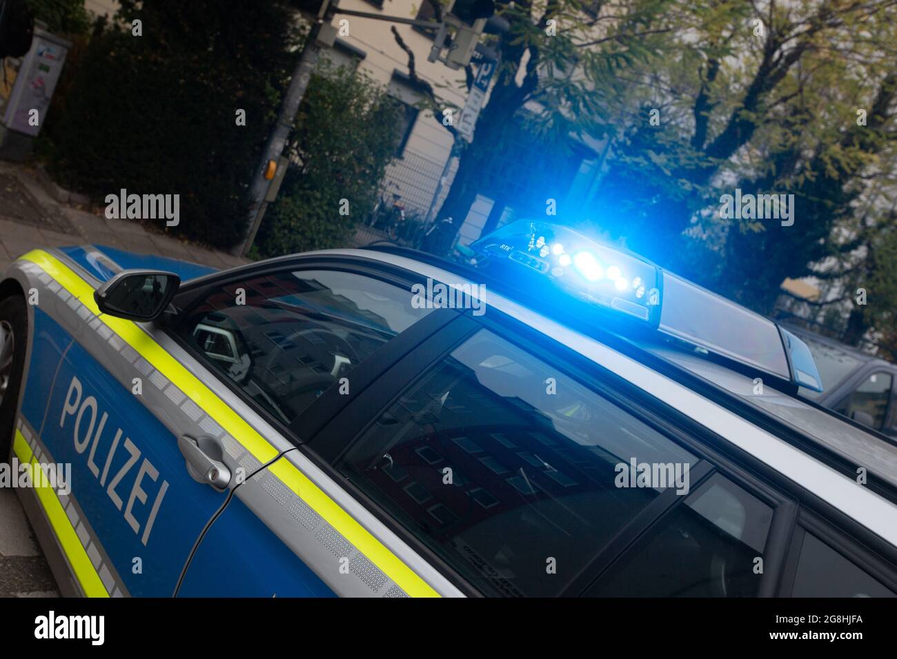 Polizeiwagen im Einsatz mit Blaulicht. (Photo by Alexander Pohl/Sipa USA) Credit: Sipa USA/Alamy Live News Stock Photo