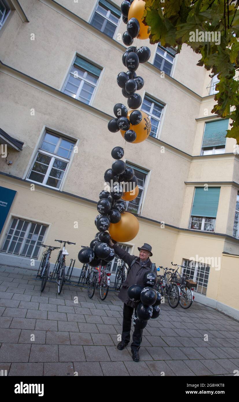 Aktivist mit vielen Luftballons mit den Forderungen. Verdi-Mitglieder haben am 7.11.2019 vor der München Klinik ( MüK ) für eine München-Zulage von 270 Euro protestiert. (Photo by Alexander Pohl/Sipa USA) Credit: Sipa USA/Alamy Live News Stock Photo