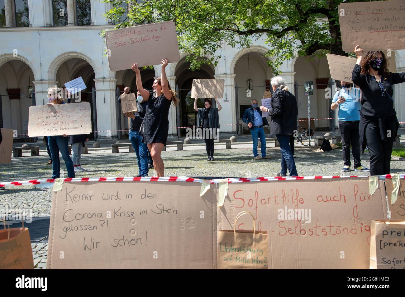 bei einer Protestaktion für mehr Unterstützung von Freiberuflern, Solo-Selbstständigen und Selbstständigen in der Corona-Krise auf dem Geschwister-Scholl-Platz am 16. Mai 2020 in München. (Photo by Alexander Pohl/Sipa USA) Stock Photo