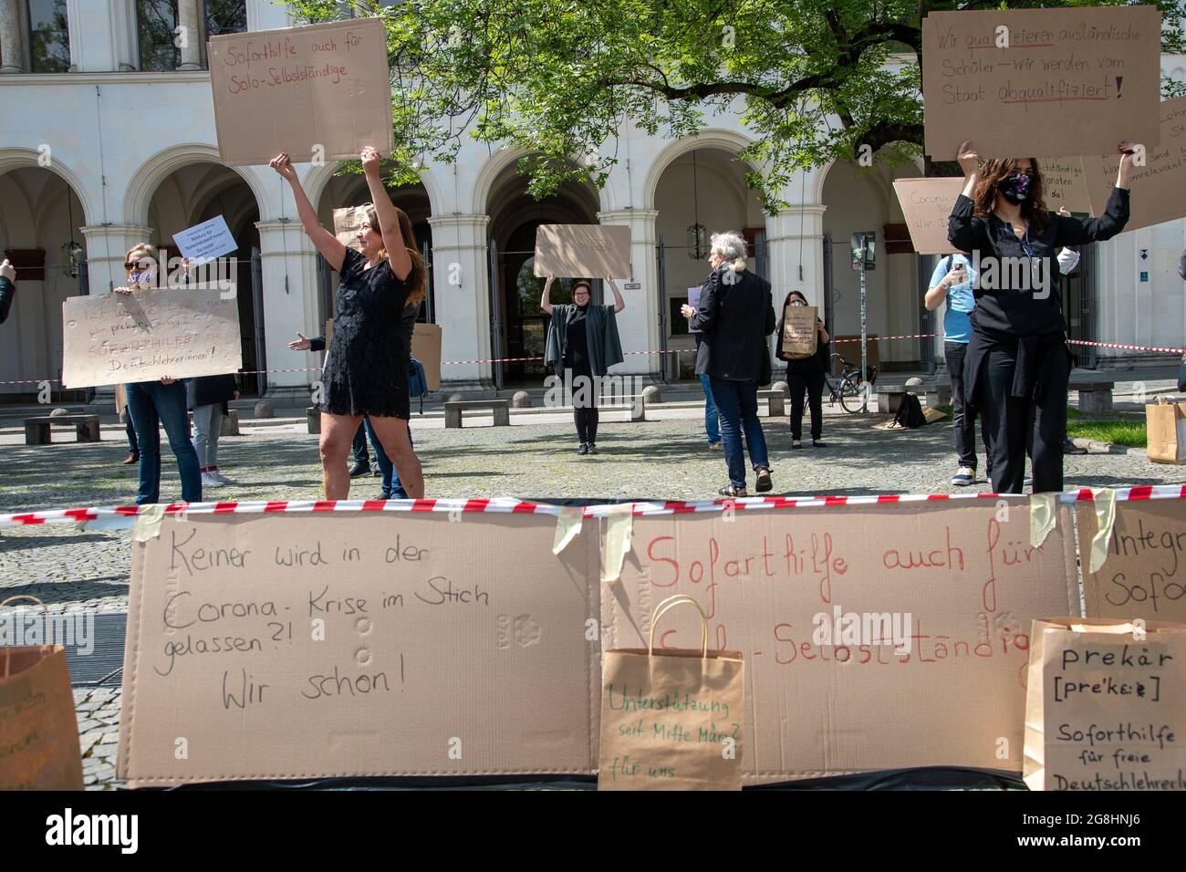 bei einer Protestaktion für mehr Unterstützung von Freiberuflern, Solo-Selbstständigen und Selbstständigen in der Corona-Krise auf dem Geschwister-Scholl-Platz am 16. Mai 2020 in München. (Photo by Alexander Pohl/Sipa USA) Stock Photo