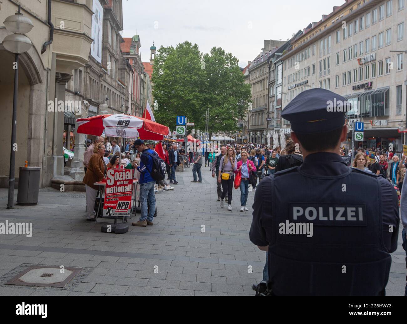 Munich, Germany. 25th May, 2019. Police watching the NPD. The neonazi party NPD had a stand in Munich for the upcoming European Elections. (Photo by Alexander Pohl/Sipa USA) Credit: Sipa USA/Alamy Live News Stock Photo