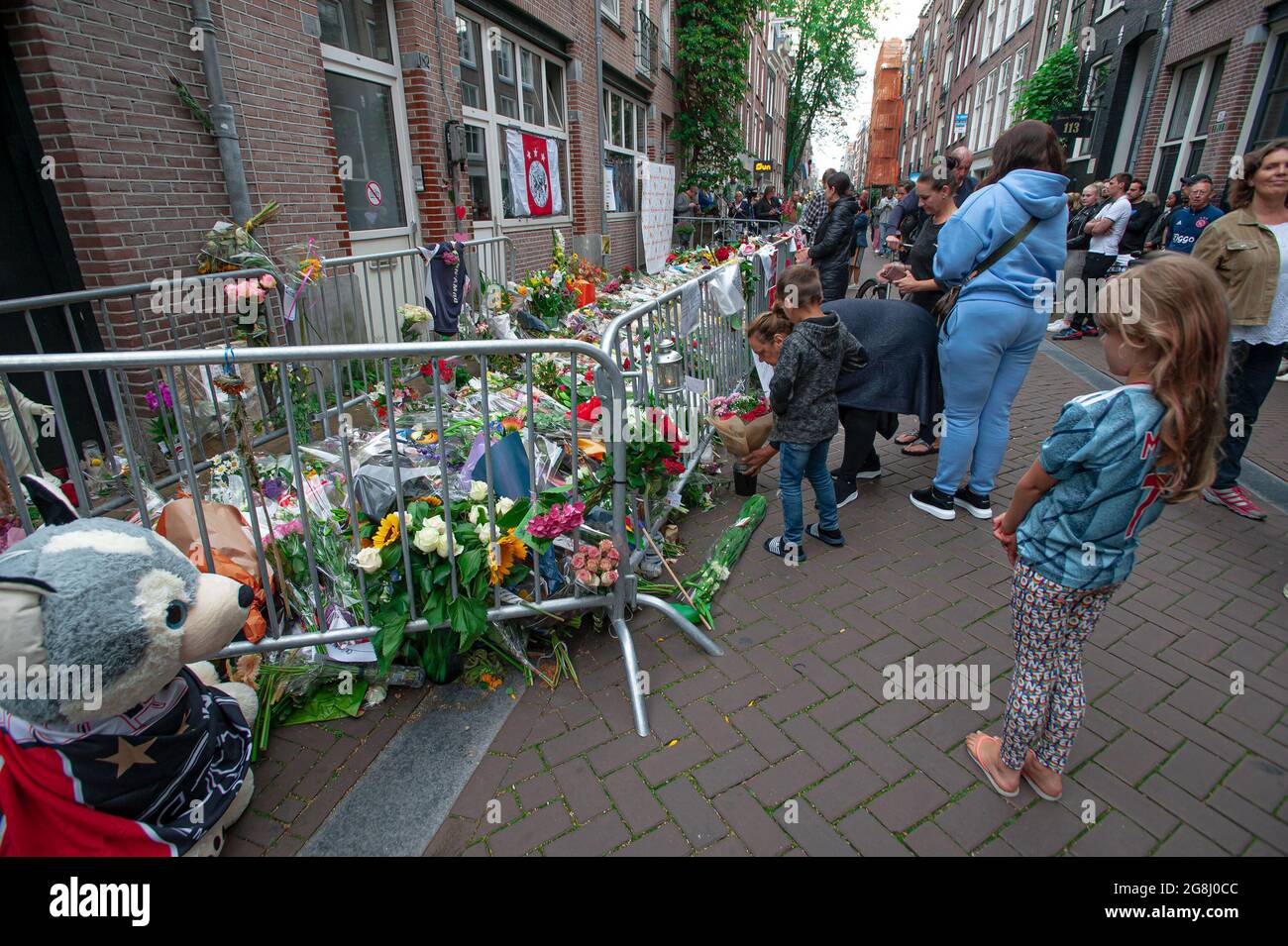 Sightseer's and well-wishers gather to pay their last respect to slain Dutch investigative journalist Peter R. de Vries.Dutch Crime investigative reporter Peter de Vries, 64 was pronounced dead this afternoon after lasts Tuesday 6 July near fatal shooting at around 19:30 on Leidsedwarsstraat in Amsterdam. The reporter had always declined the protection of bodyguards. A statement from his relative had read: 'Peter has lived by his conviction: “On bended knee is no way to be free'.' Peter de Vries, had won critical acclaim for his reporting on the Dutch underworld, this included the 1983 kidnapp Stock Photo