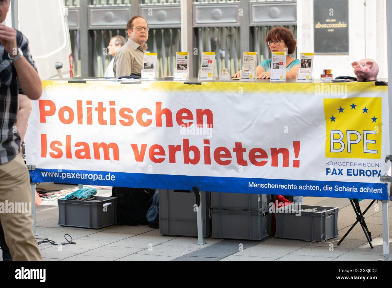 Banner liest Politischer Islam verbieten. Der vom Verfassungsschutz beobachtete Michael Stürzenberger hat am 20. Juli 2019 nur zwei Tage nach seiner Verurteilung zu 8 Monaten Haft auf Bewährung in der Münchner Innenstadt abgehalten. (Photo by Alexander Pohl/Sipa USA) Stock Photo
