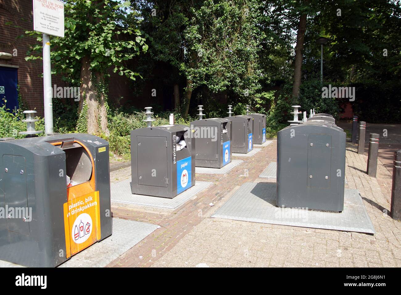 Waste separation with separate underground containers for plastics