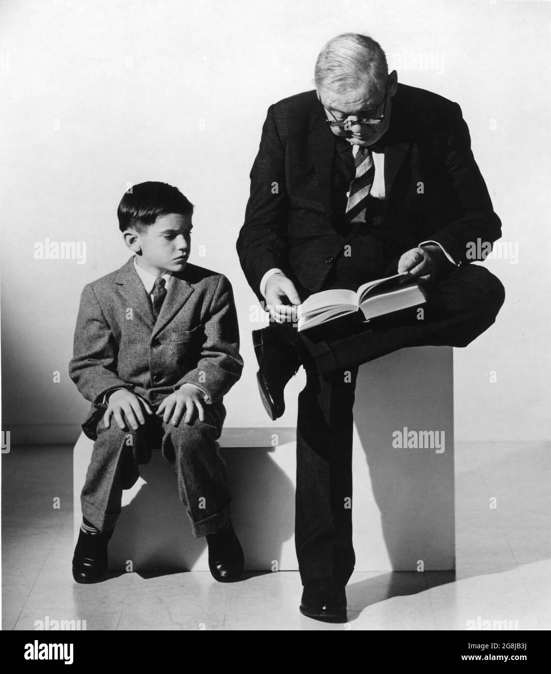 CHARLES LAUGHTON with Young Boy 1960 Publicity Portrait by JOHN ENGSTEAD for his US Reading Tour One Man Show Stock Photo