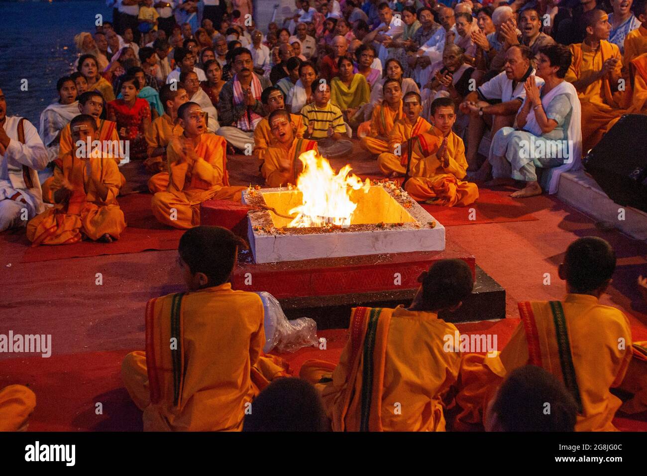 Rishikesh Evening aarti at Triveni Ghat Stock Photo - Alamy