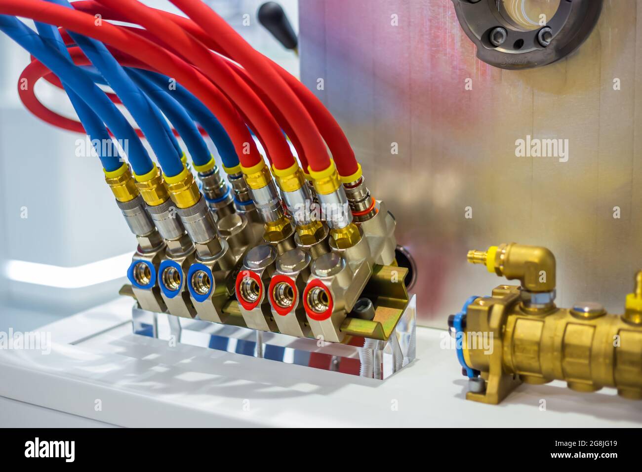 Hydraulic high pressure hoses and valves on control system of cooling