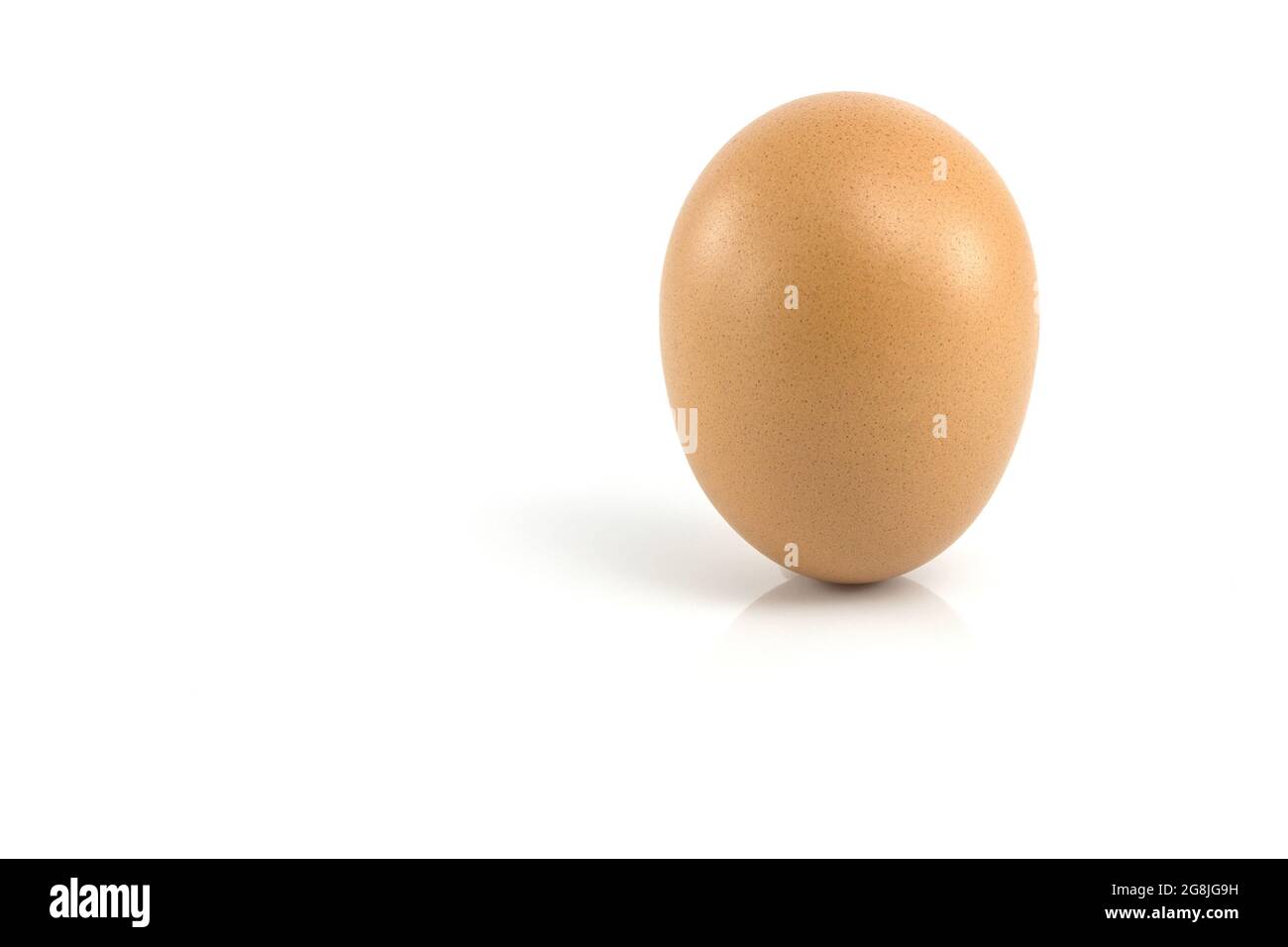 Single brown chicken egg isolated on white Stock Photo - Alamy