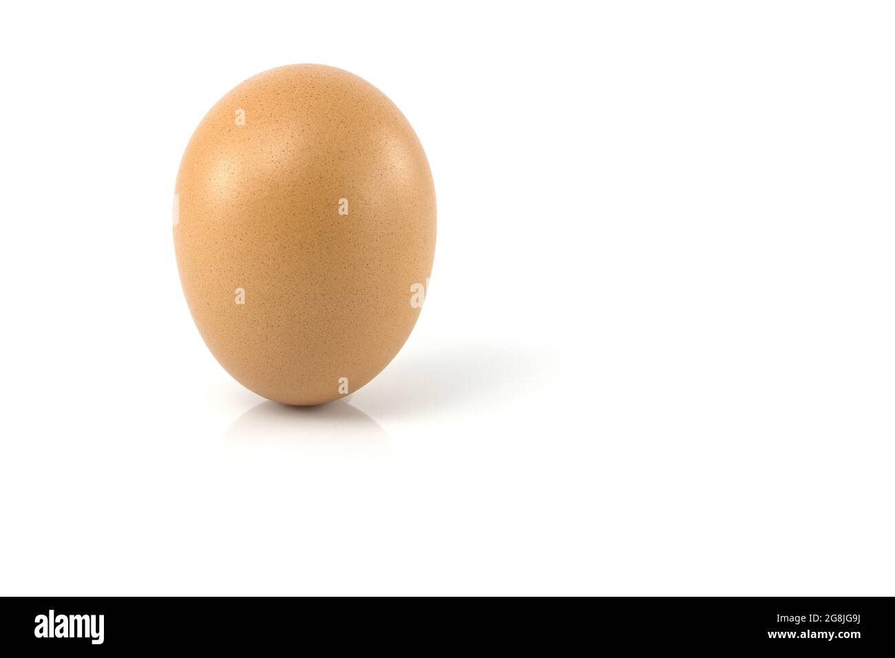 Single brown chicken egg isolated on white Stock Photo - Alamy