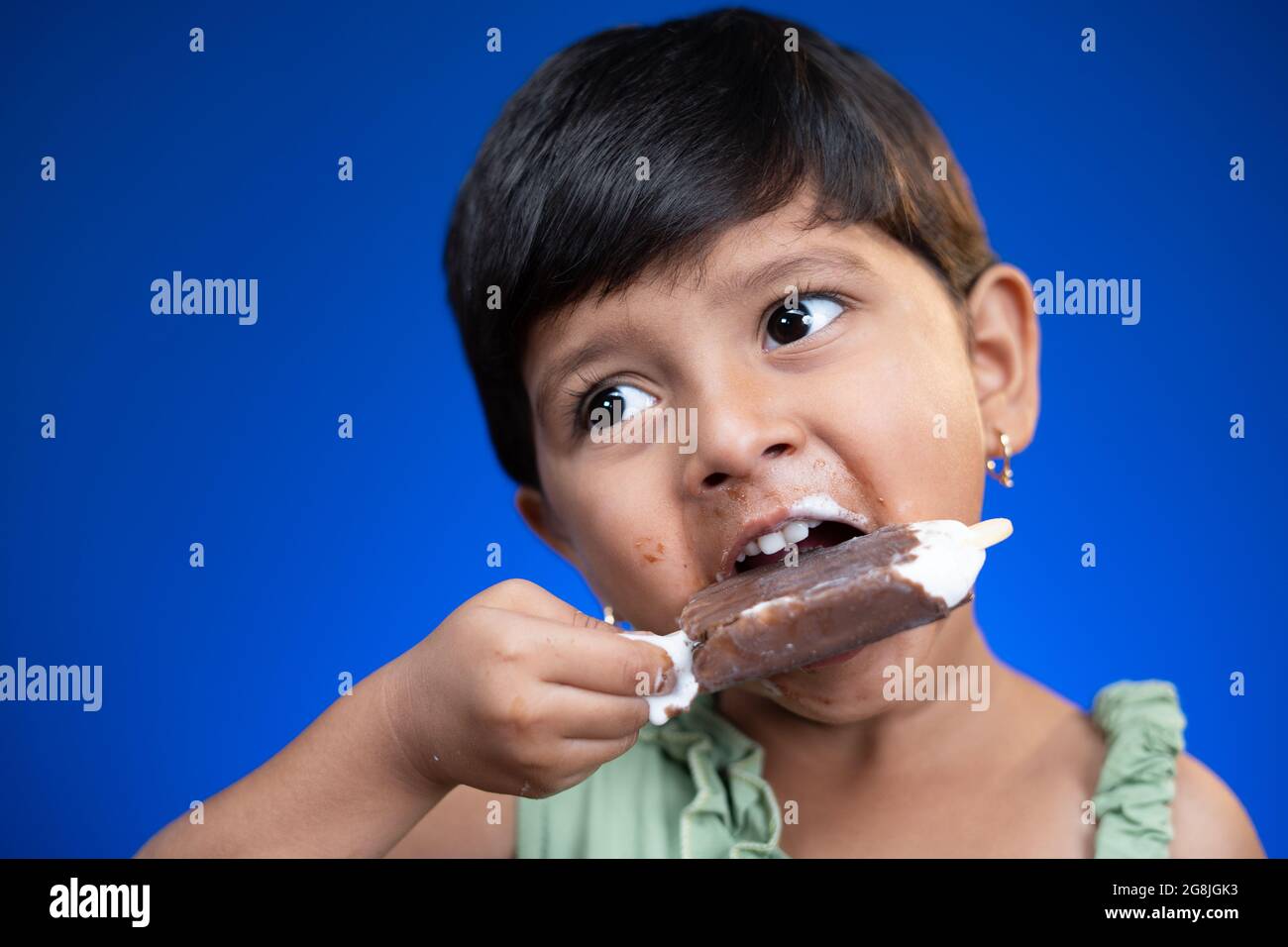 Little girl is eating ice cream hires stock photography and images Alamy