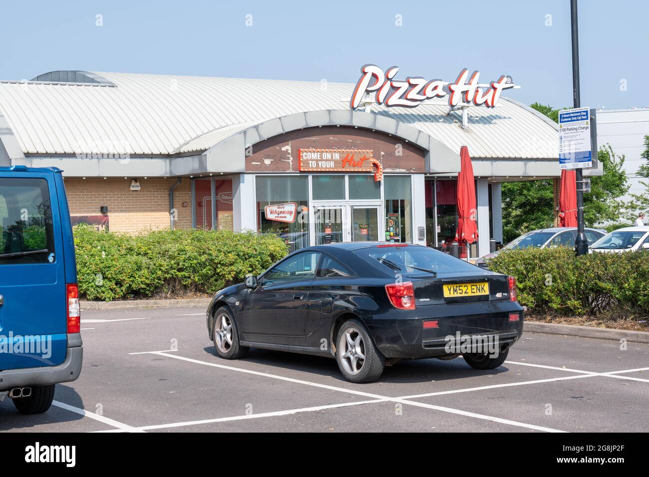 Pizza Hut at Longwater Retail Park with cars parked near entrance to restaurant Stock Photo
