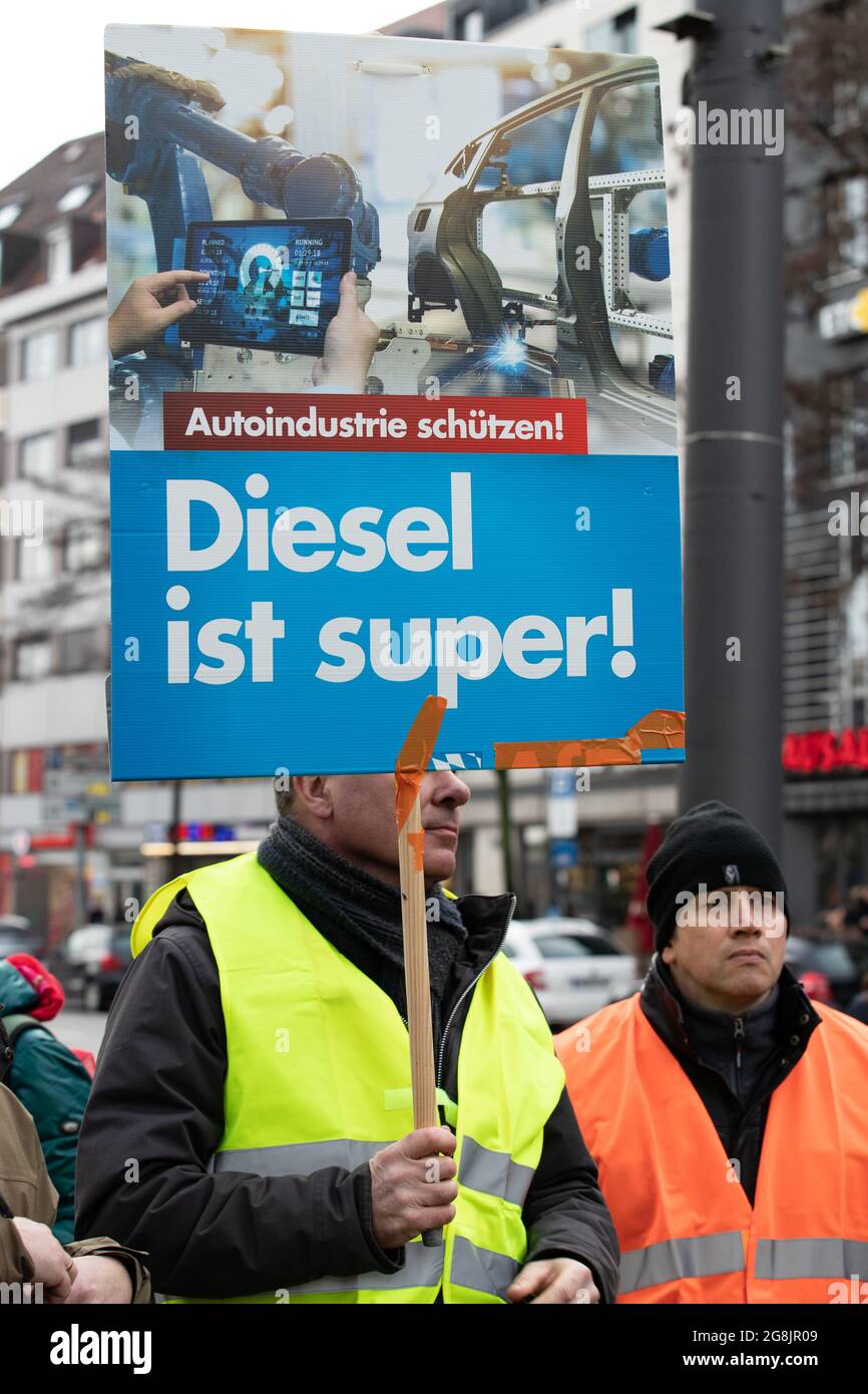 Ein Mann mit Gelber Weste und Plakat der AfD mit der Aufschrift Autoindustrie schützen! Diesel ist super! In München haben sich 100 - 150 Gegnerinnen und Gegner von Fahrverboten versammelt. Organisiert wurde die Demo von dem Automobilclub Mobil. Auch einige Rechtsextreme und AfD Funktionäre haben an der Kundgebung teilgenommen und geredet. (Photo by Alexander Pohl/Sipa USA) Credit: Sipa USA/Alamy Live News Stock Photo