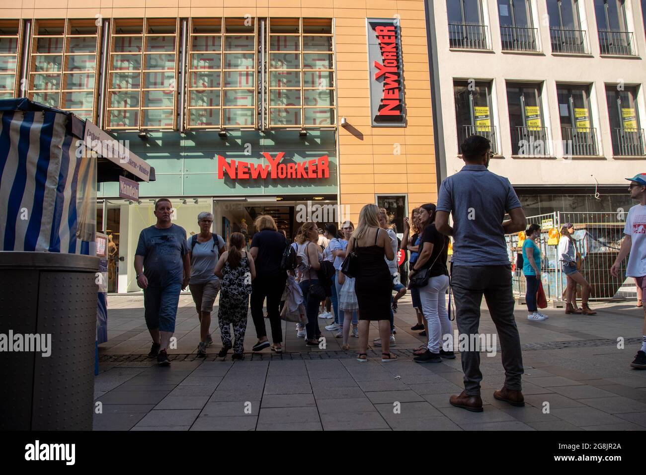 Lange Schlangen vor dem New Yorker. Menschen am 13. Juni 2020 sind in der Fußgängerzone in München trotz Corona in bester Kauflaune. Die Straßen und Geschäfte sind voll. (Photo by Alexander Pohl/Sipa USA) Credit: Sipa USA/Alamy Live News Stock Photo