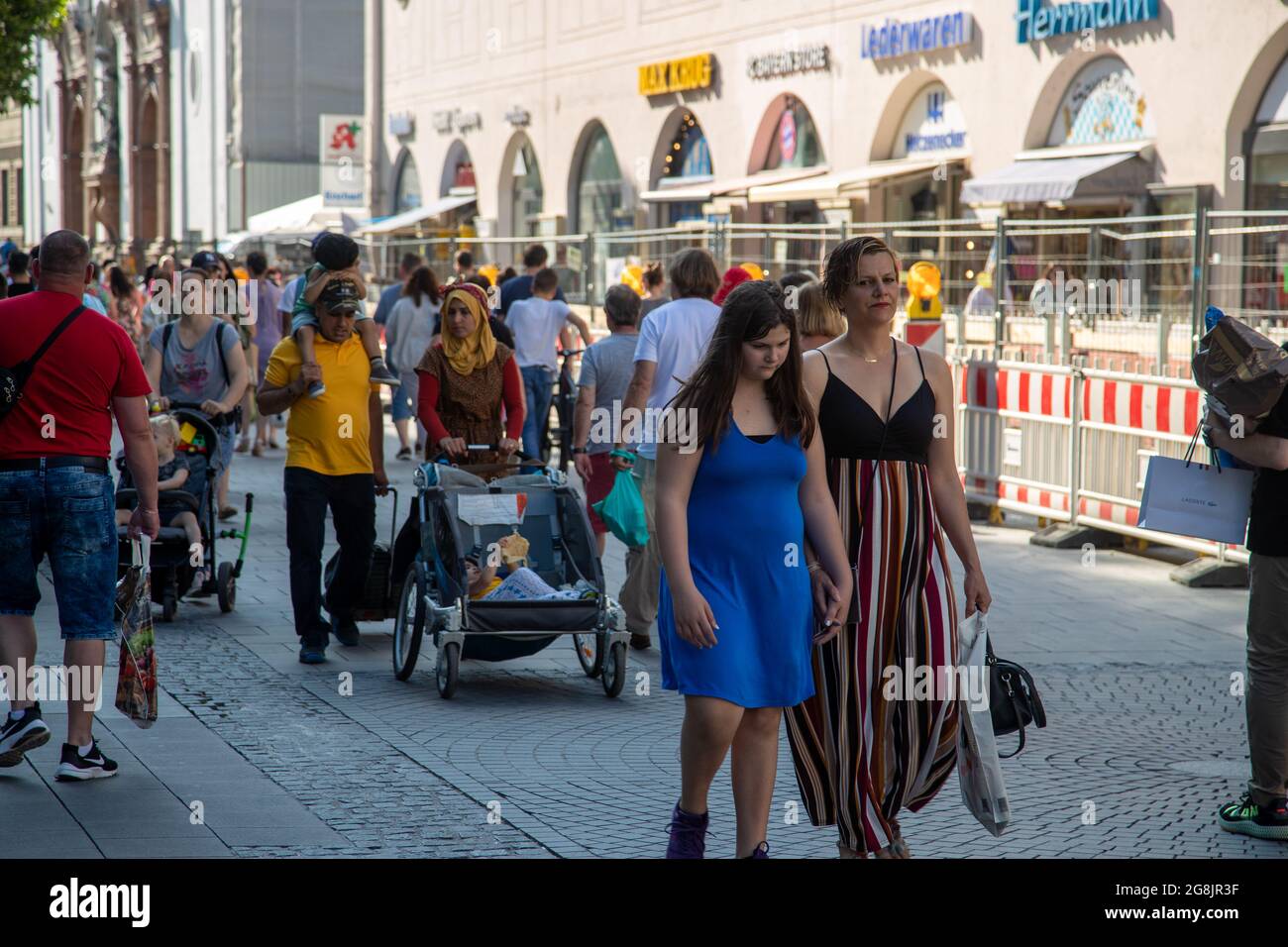 Menschen am 13. Juni 2020 sind in der Fußgängerzone in München trotz Corona in bester Kauflaune. Die Straßen und Geschäfte sind voll. (Photo by Alexander Pohl/Sipa USA) Credit: Sipa USA/Alamy Live News Stock Photo
