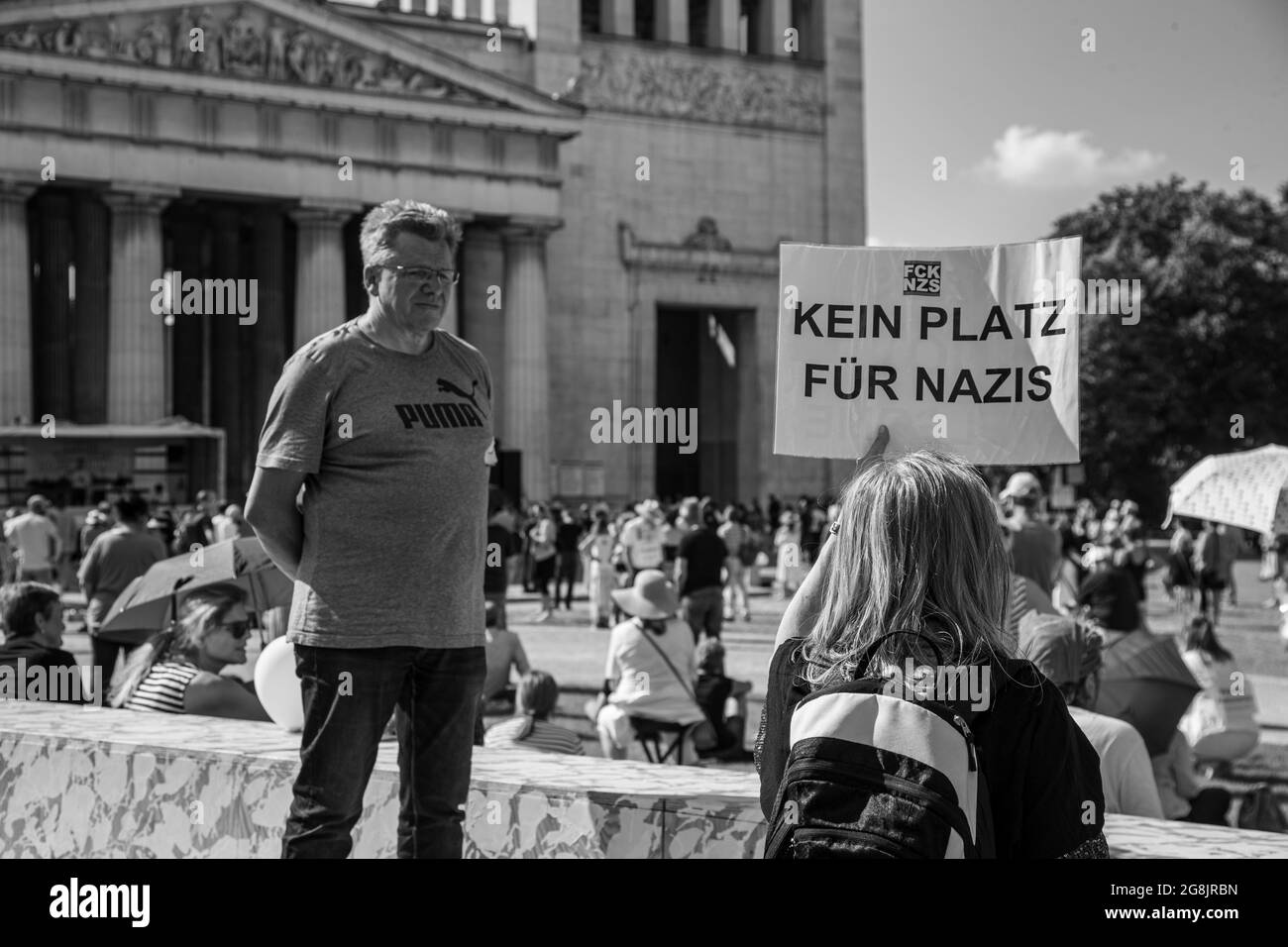 Demonstrantin mit Stop auf ihrer Maske und Schild:  Masken Terror