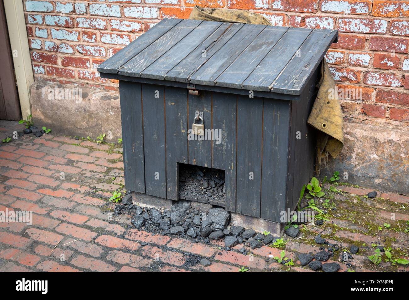 Old fashioned coalbunker or coal house outside a working class house, Black Country Living Museum, Dudley, UK Stock Photo