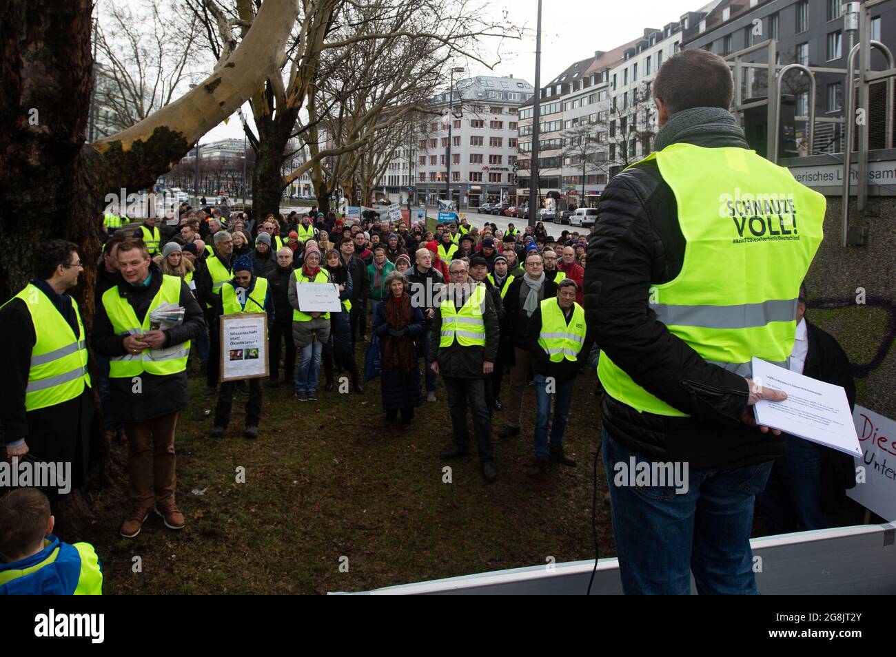 Der Gründer von Mobil Michael Haberland mit Gelber Weste hält eine Rede. In München haben sich 100 - 150 Gegnerinnen und Gegner von Fahrverboten versammelt. Organisiert wurde die Demo von dem Automobilclub Mobil. Auch einige Rechtsextreme und AfD Funktionäre haben an der Kundgebung teilgenommen und geredet. (Photo by Alexander Pohl/Sipa USA) Credit: Sipa USA/Alamy Live News Stock Photo