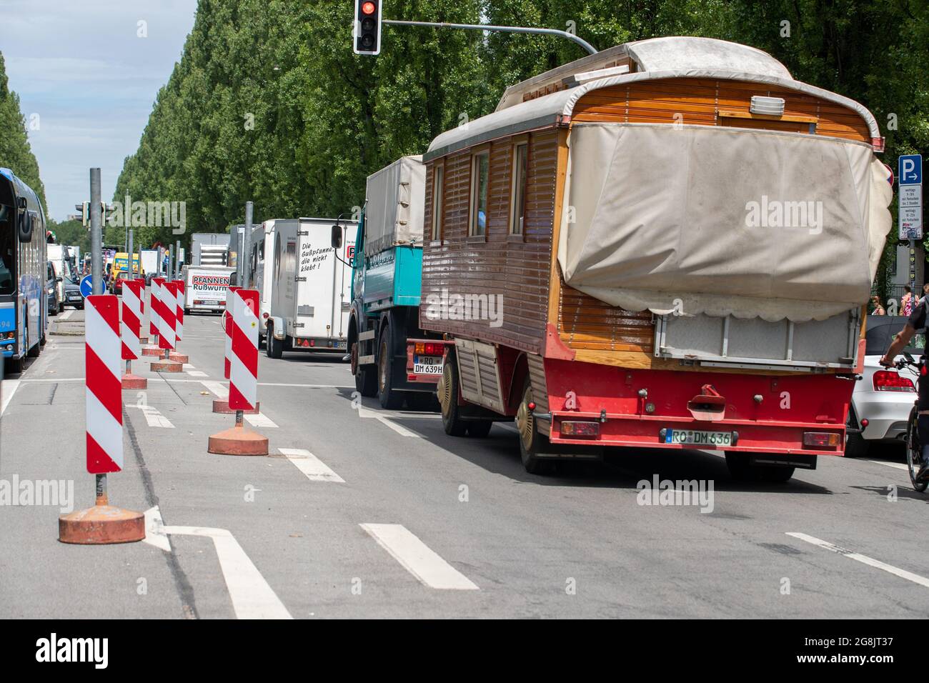 Schausteller haben am 9. Juli 2020 die Leopold und Ludwigstraße in München  blockiert, um auf ihre Situation aufmerksam zu machen. Da Volksfeste und  Dulten für dieses Jahr wegen der Covid-19 Pandemie nicht