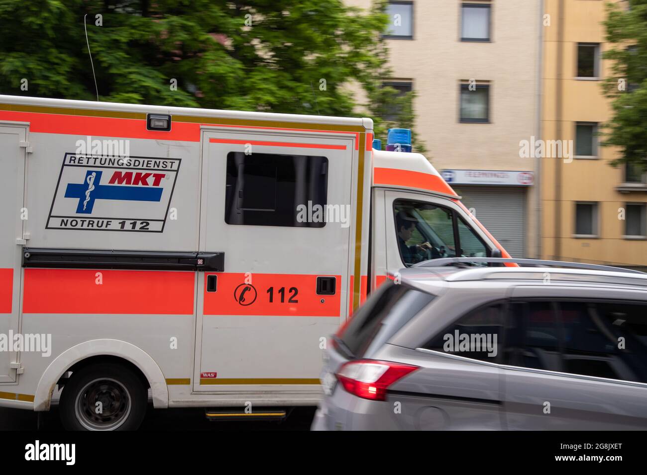 Krankenwagen fährt zum Unfallort. Nachdem am 10. Juni 2020 ein Auto in der Ungererstraße Ecke Domagkstraße in München Schwabing in eine Menschenmenge gefahren ist, gab es einen Großeinsaatz der Polizei. Drei Menschen wurden verletzt. (Photo by Alexander Pohl/Sipa USA) Credit: Sipa USA/Alamy Live News Stock Photo
