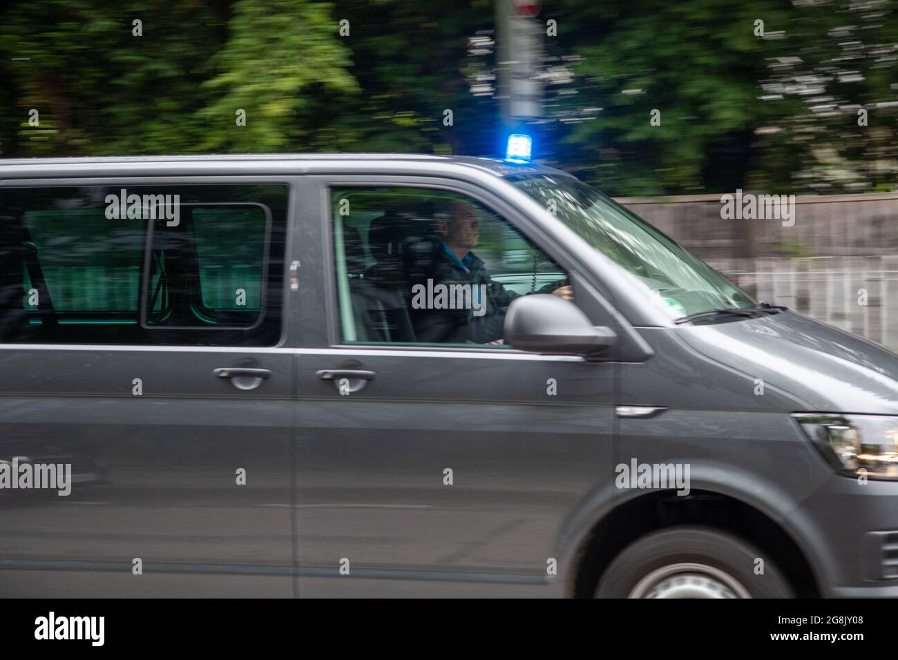 Zivilpolizist mit Blaulicht im Einsatz. Nachdem am 10. Juni 2020 ein Auto in der Ungererstraße Ecke Domagkstraße in München Schwabing in eine Menschenmenge gefahren ist, gab es einen Großeinsaatz der Polizei. Drei Menschen wurden verletzt. (Photo by Alexander Pohl/Sipa USA) Credit: Sipa USA/Alamy Live News Stock Photo