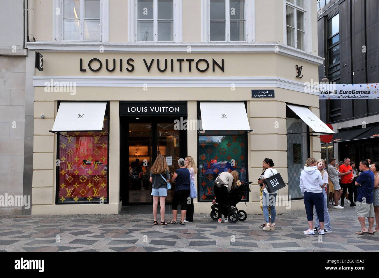 Consumers Standing in Line Outside Louis Vuittons Store Editorial Stock  Photo - Image of travel, store: 191984858