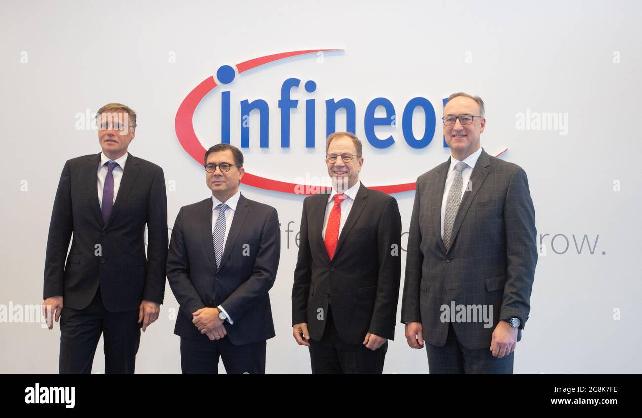 L-R: Jochen Hanebeck, CFO Sven Schneider, CEO Reinhard Ploss und CMO Helmut Gassel, am 12. November 2019 bei der Jahres PK von Infineon Technologies in Neubiberg bei München. Infineon ist ein deutscher Halbleiter Hersteller mit ungefähr 40.000 Angestellten. (Photo by Alexander Pohl/Sipa USA) Credit: Sipa USA/Alamy Live News Stock Photo