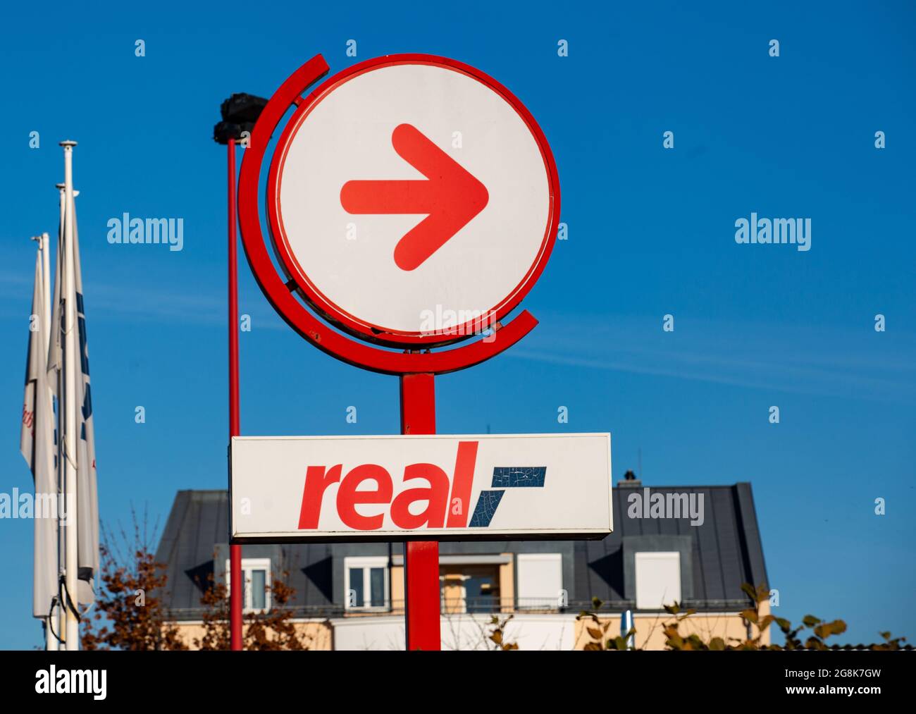 Bamberg, Deutschland. 15th Nov, 2018. Real ist eine Einzelhandelskette der Metro AG, die durch die Real Group Holding GmbH in Deutschland mehrere hundert Supermärkte betreibt. (Photo by Alexander Pohl/Sipa USA) Credit: Sipa USA/Alamy Live News Stock Photo