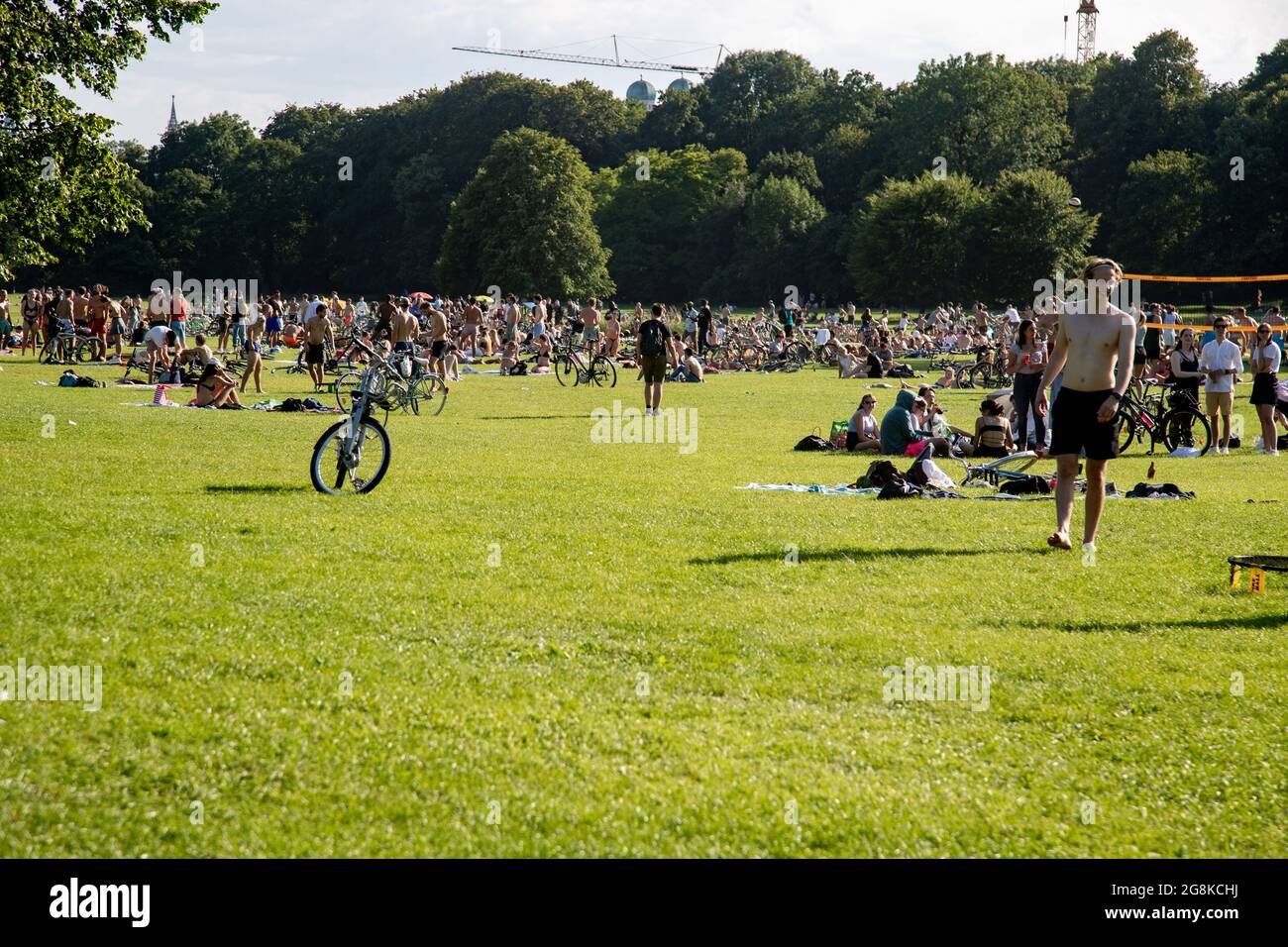 Viele Menschen genießen trotz steigenden Covid-19 Zahlen in Massen das schöne und heiße Wetter am 27. Juni 2020 im Englischen Garten in München. (Photo by Alexander Pohl/Sipa USA) Stock Photo