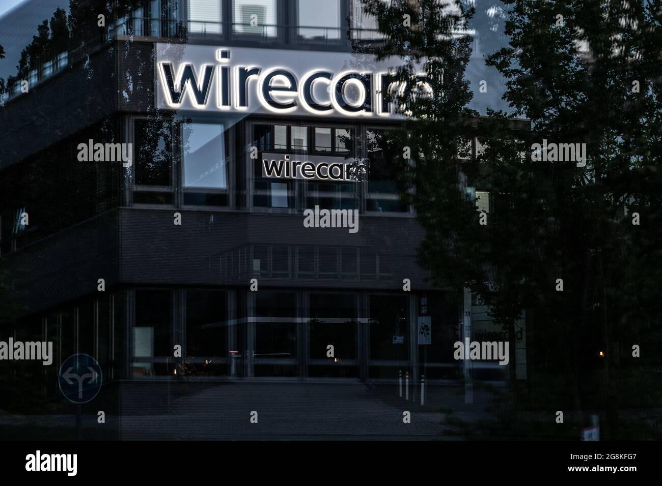 Mehrfachbelichtung der Wirecard Zentrale. Das Logo der Wirecard leuchtet. Blick auf die Zentrale des insolventen Dax Unternehmens Wirecard. Nachdem die Wirtschaftsprüfer Ernst & Young ( EY ) das Testat verweigert hatten und 1, 9 Milliarden Euro fehlen, konnte Wirecard die Angestellten nicht mehr bezahlen. Der ehemalige CEO Markus Braun saß zwischenzeitlich in Untersuchungshaft und der ehemalige COO Jan Marsalek ist untergetaucht und wird mit Haftbefehl gesucht. - General view on the headquarters of the bankrupt global internet technology and financial services provider Wirecard in Aschheim nea Stock Photo