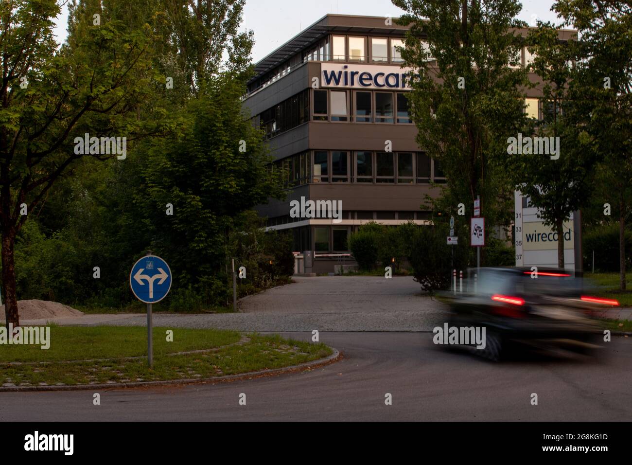 Schnelle und teure Autos fahren in den Sitz der Wirecard. Blick auf die  Zentrale des insolventen Dax Unternehmens Wirecard. Nachdem die  Wirtschaftsprüfer Ernst & Young ( EY ) das Testat verweigert hatten