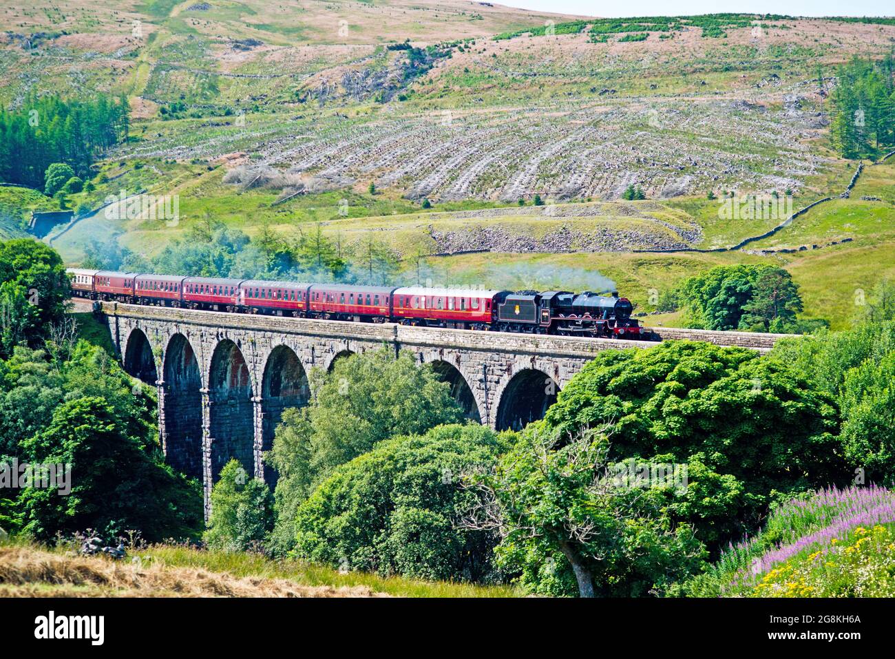 Jubilee class no 45690 Leander at Dent Head Viaduct, Settle to Carlsile railway, Cumbria, England 20th July 2021 Stock Photo