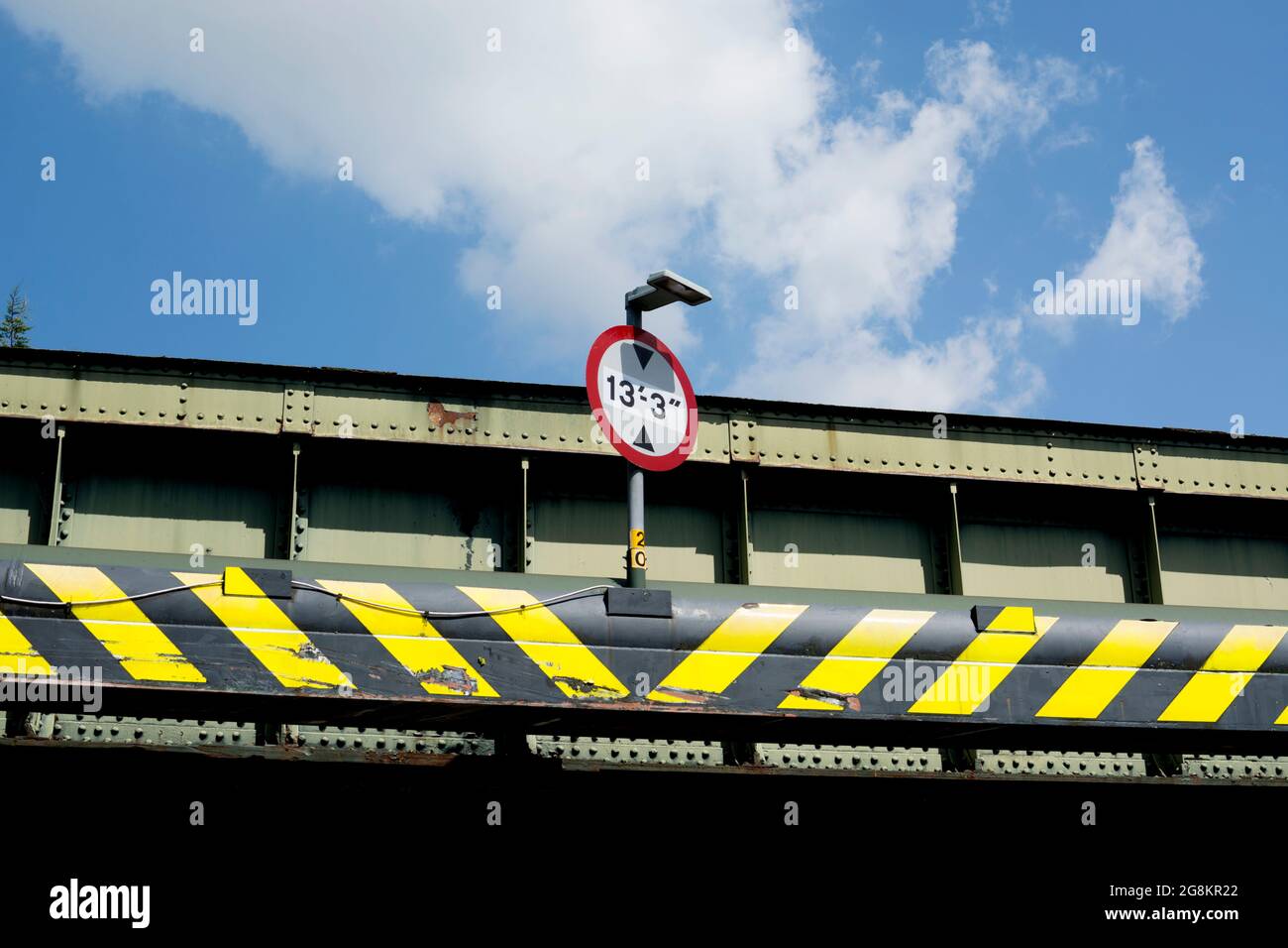 Height limit sign hires stock photography and images Alamy