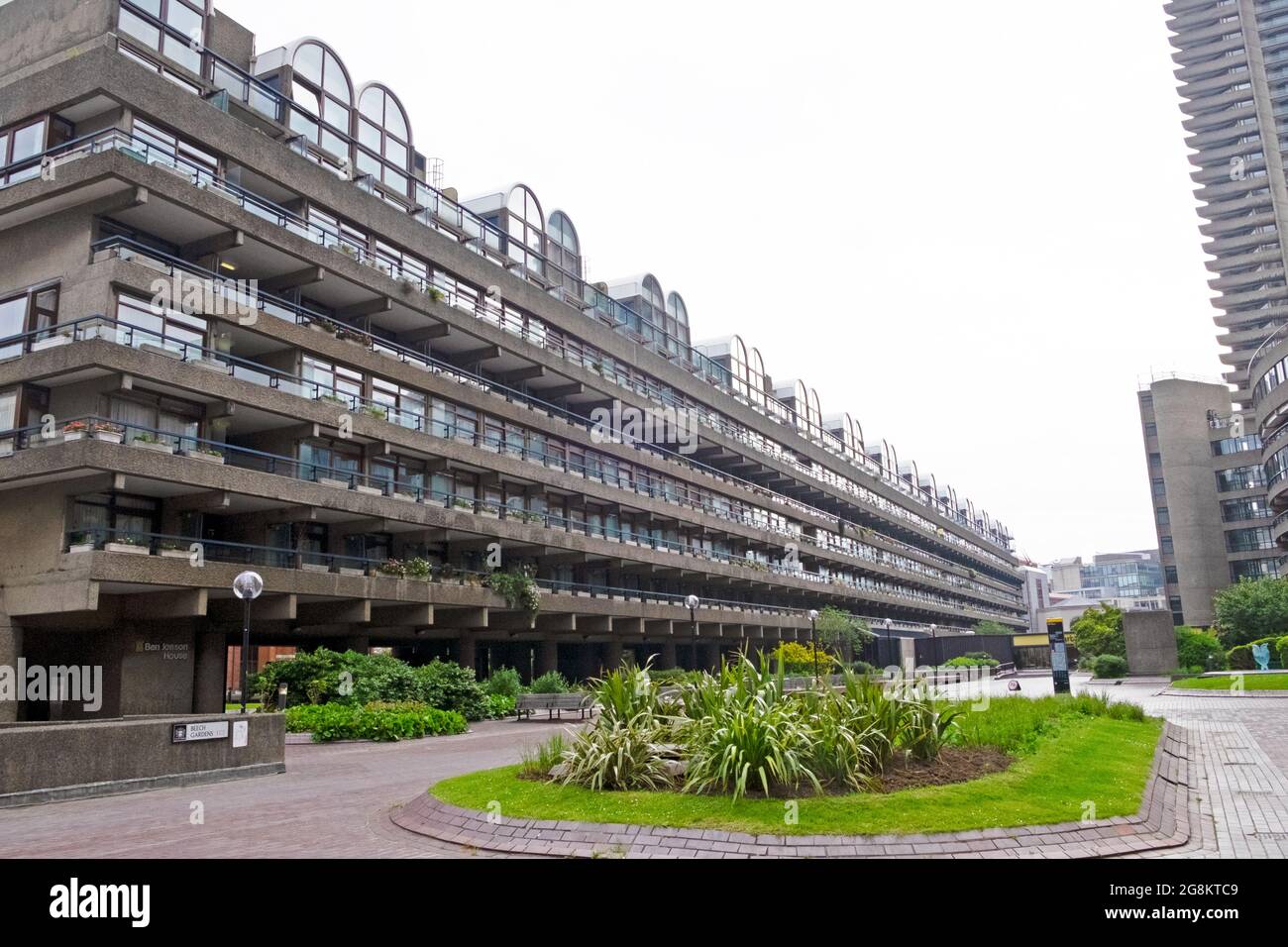 Ben Jonson House view of apartments flats and garden bed on the Barbican Estate in the City of London EC2Y England UK Great Britain  KATHY DEWITT Stock Photo