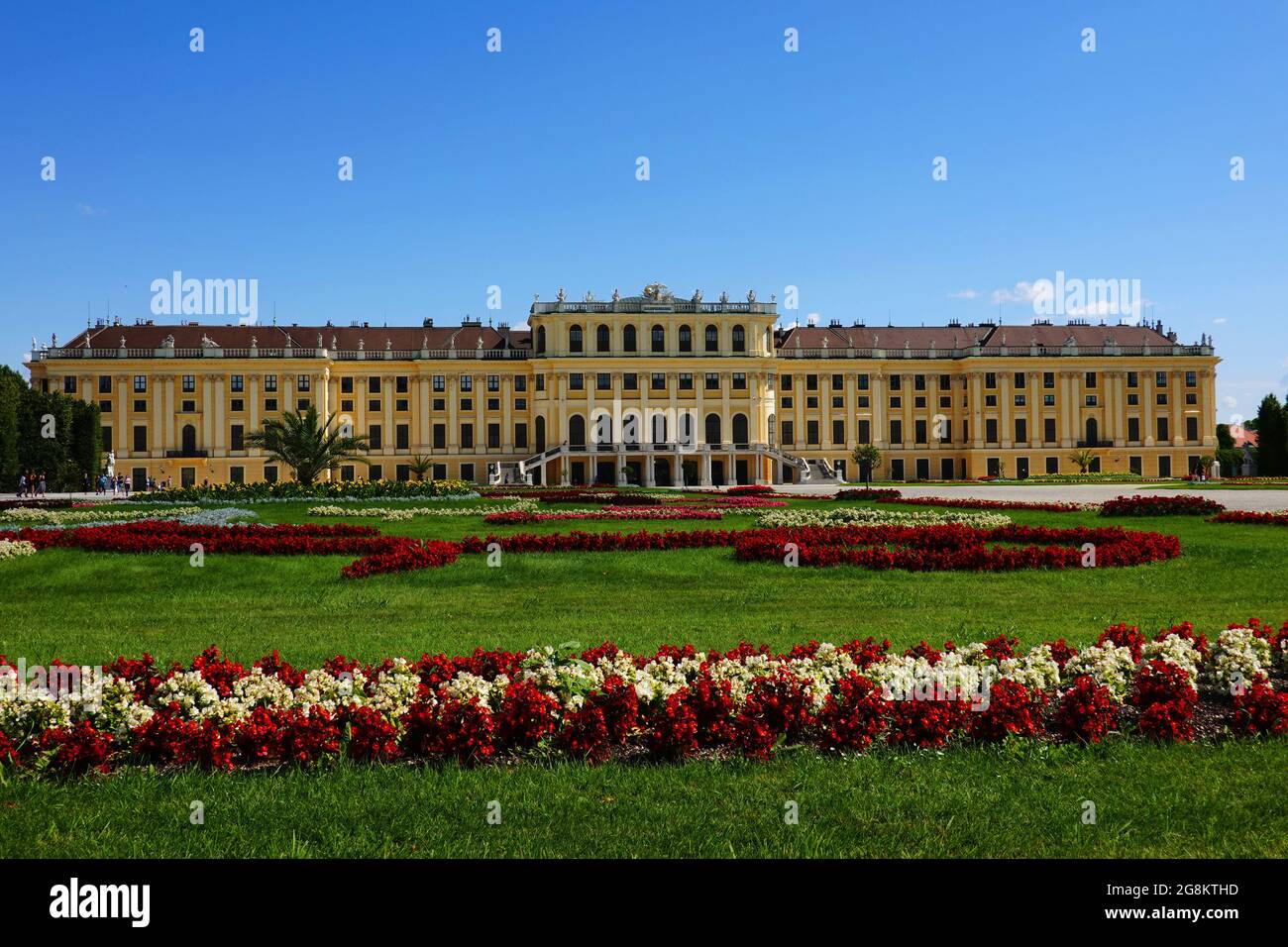 Wien, Schloss Schönbrunn, ein Sommertag mit einem Spaziergang durch wunderschöne Parkanlagen mit Rabatten und vielen Blumen Stock Photo