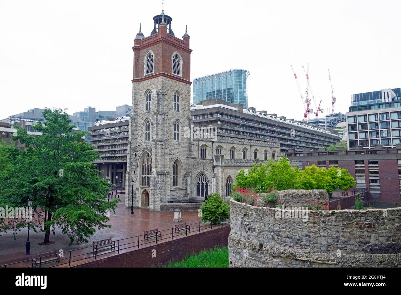 View of St Giles church, Roman Fort Gate Wall  Barbican Estate in the City of London England UK   KATHY DEWITT Stock Photo