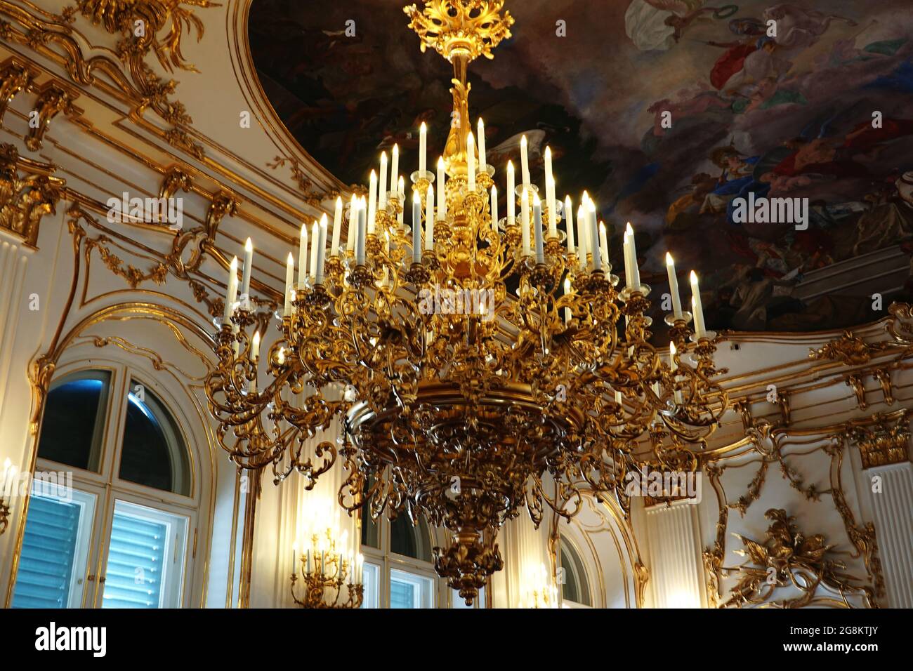 Wien, Österreich, Wandeln durch das kaiserliche Schloss Schönbrunn in hell erleuchteten Prunkräumen von Kaiser Franz Josef und Kaiserin Sissi Stock Photo