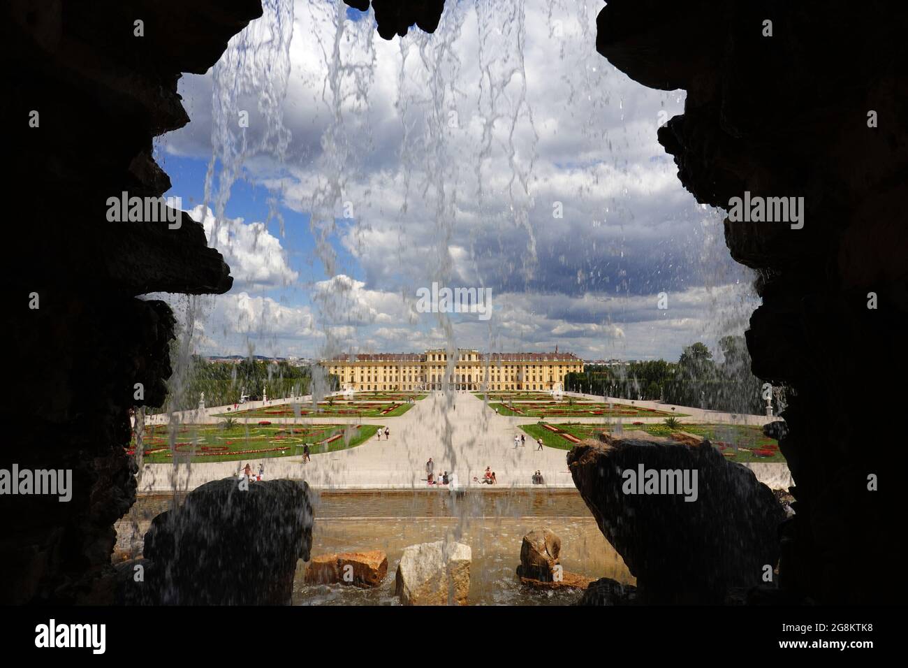 Wien, Österreich - ungewöhnlicher Blick durch eine Felsgrotte im Neptunbrunnen in Richtung Schloss Schönbrunn Stock Photo