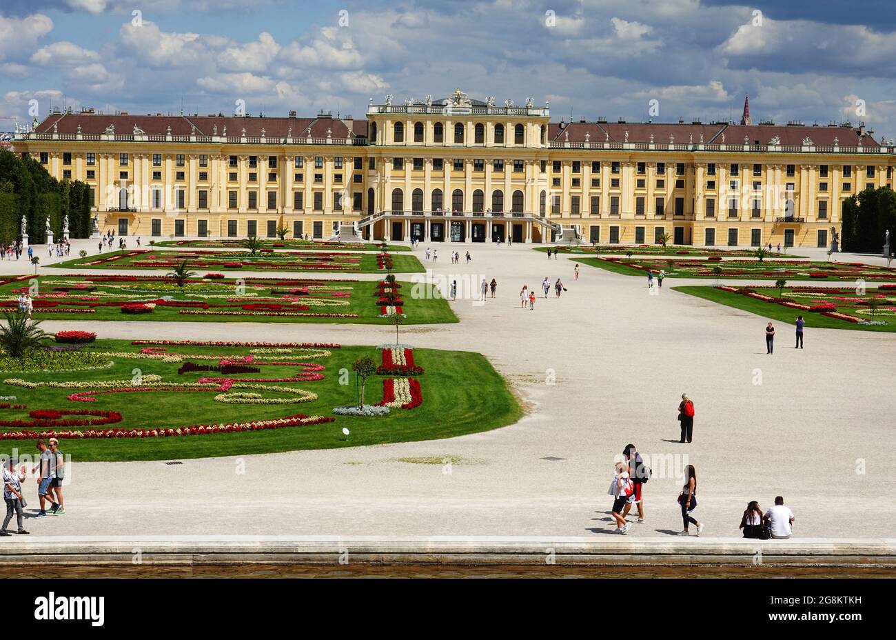 Wien, Schloss Schönbrunn, ein Sommertag mit einem Spaziergang durch wunderschöne Parkanlagen mit Rabatten und vielen Blumen Stock Photo
