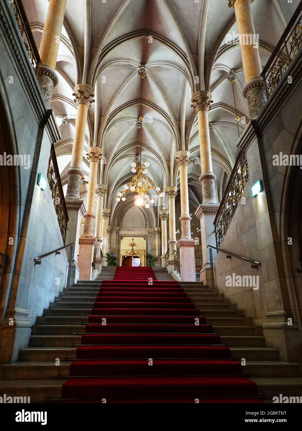 Wien, Aufgang am roten Teppich im Wiener Rathaus mit Säulen und Spitzbogengewölbe Stock Photo