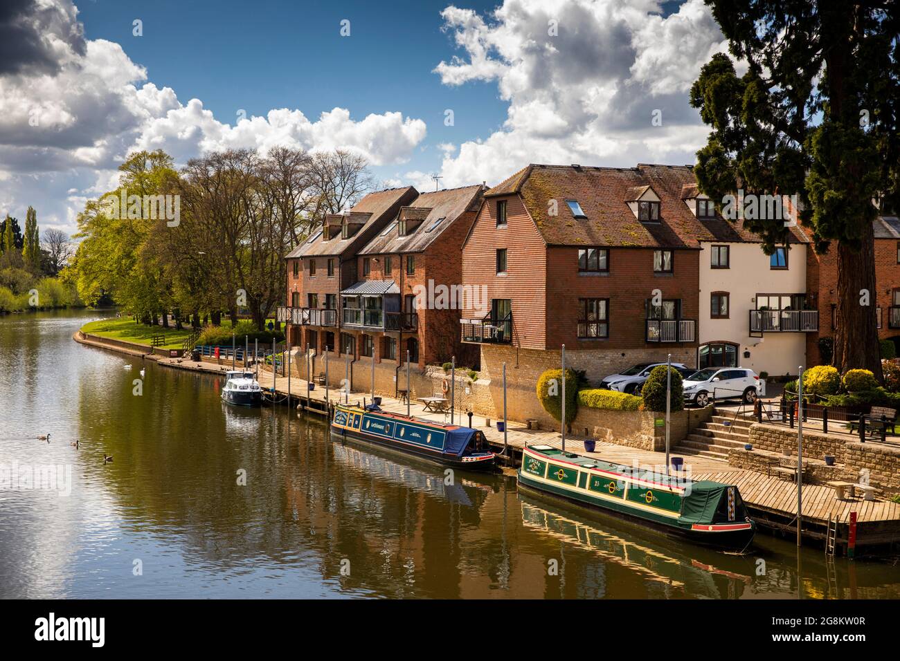 UK, England, Worcestershire, Evesham, River Avon, narrowboats moored at riverside properties Stock Photo