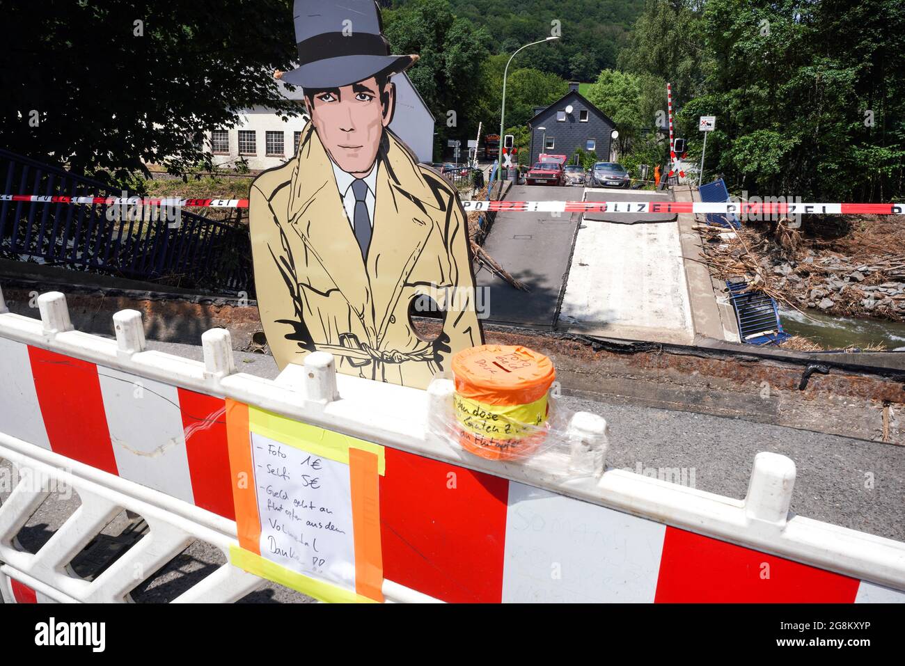 Hagen-Dahl, Volmetal, 21.7.2021. Ein Humphrey Bogart-Aufsteller steht vor der bei der Hochwasserflut im Juli 2021 eingestürzten Brücke über die Volme. Ein Schild bittet Neugierige, die dort Fotos machen, um Spenden für die Flutopfer. Stock Photo