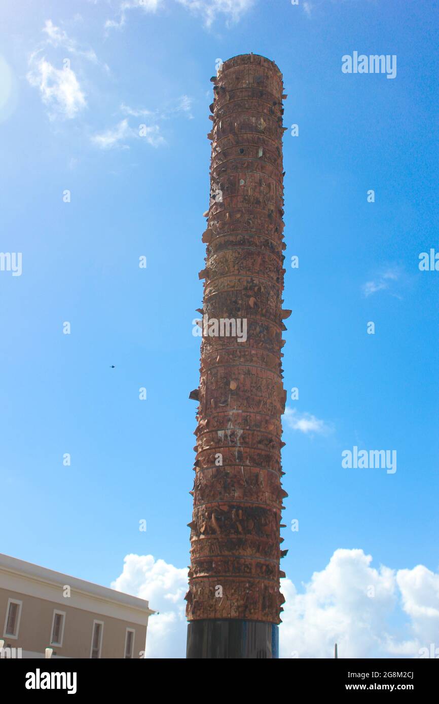 Totem Pole (Totem Telurico), Plaza del Quinto Centenario (Plaza of the