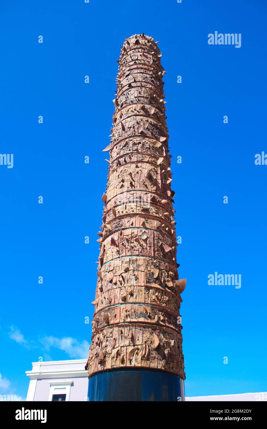 Totem Pole (Totem Telurico), Plaza del Quinto Centenario (Plaza of the