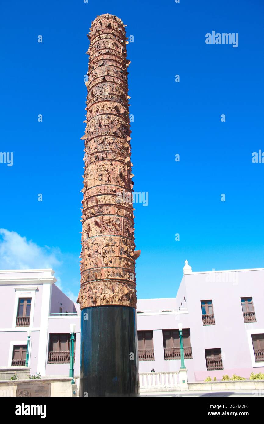 Totem Pole (Totem Telurico), Plaza del Quinto Centenario (Plaza of the