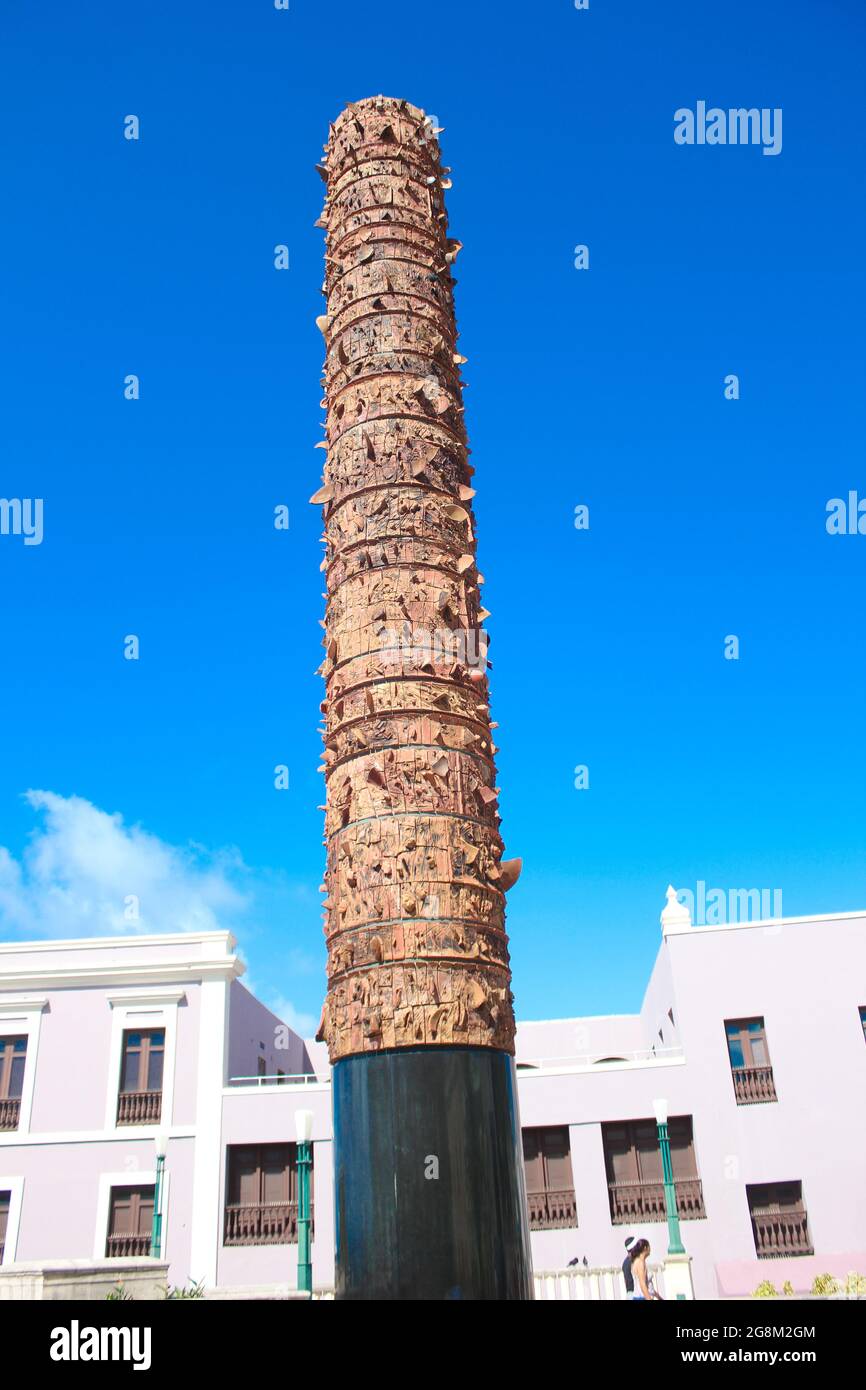 Totem Pole (Totem Telurico), Plaza del Quinto Centenario (Plaza of the