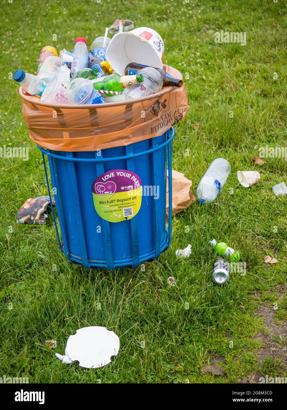 Overflowing rubbish bin, Christchurch Meadows, Reading, Berkshire, England, UK, GB. Stock Photo