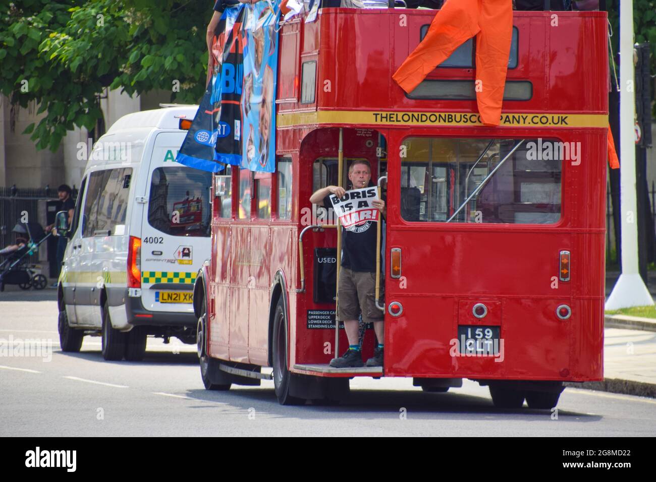 London, United Kingdom. 21st July 2021. Anti-lockdown protesters drove around on a rented bus calling out Boris Johnson, Matt Hancock, Chris Witty and others in Parliament Square. (Credit: Vuk Valcic / Alamy Live News) Stock Photo