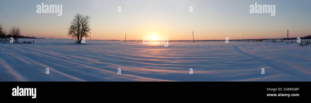 Field sunrise snow hi-res stock photography and images - Alamy